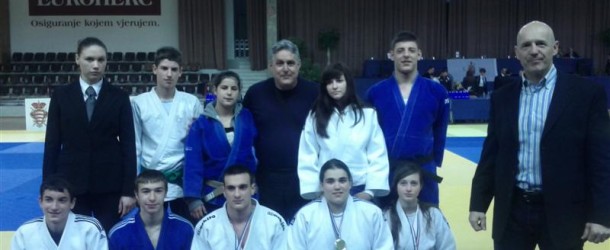 Kike zlatna,ekipno treći